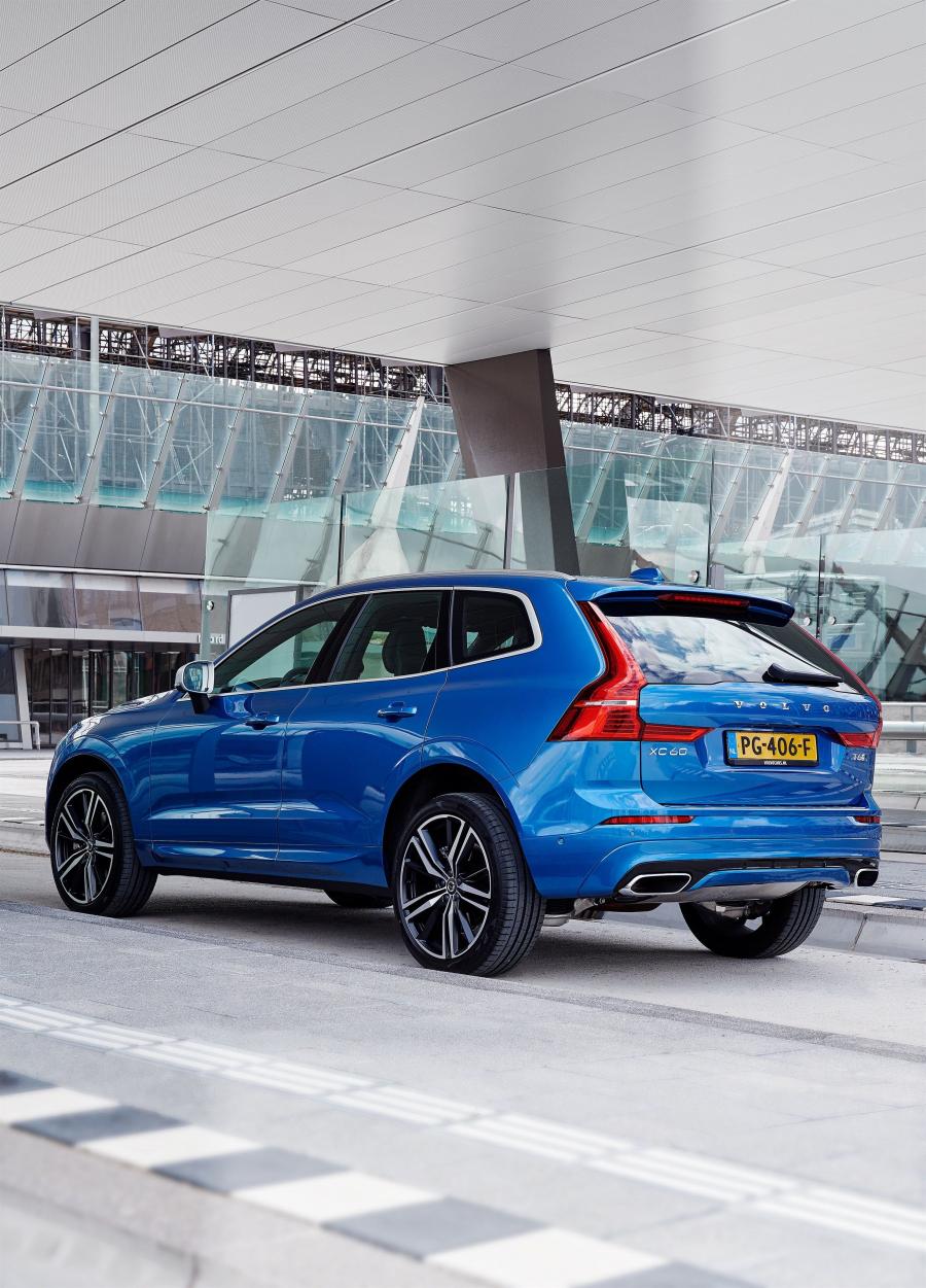  Volvo XC60 T6 R-Design 2017 года  (WW) (фото 10 из 16)